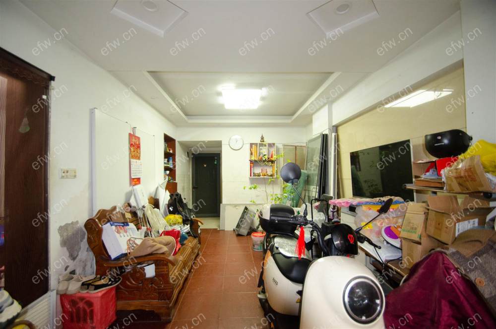 一楼带三个院子 不能开门  还有个露台 简装两室一厅