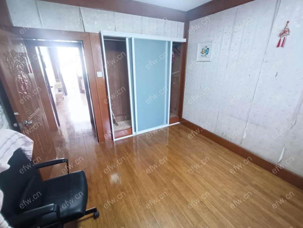 家电齐全 带飘窗 新江南花园 采光好 绿