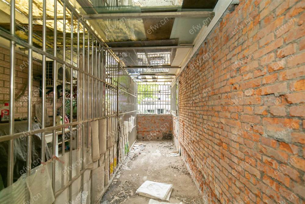 小区中间位置，底下车库相当于二楼，采光无敌