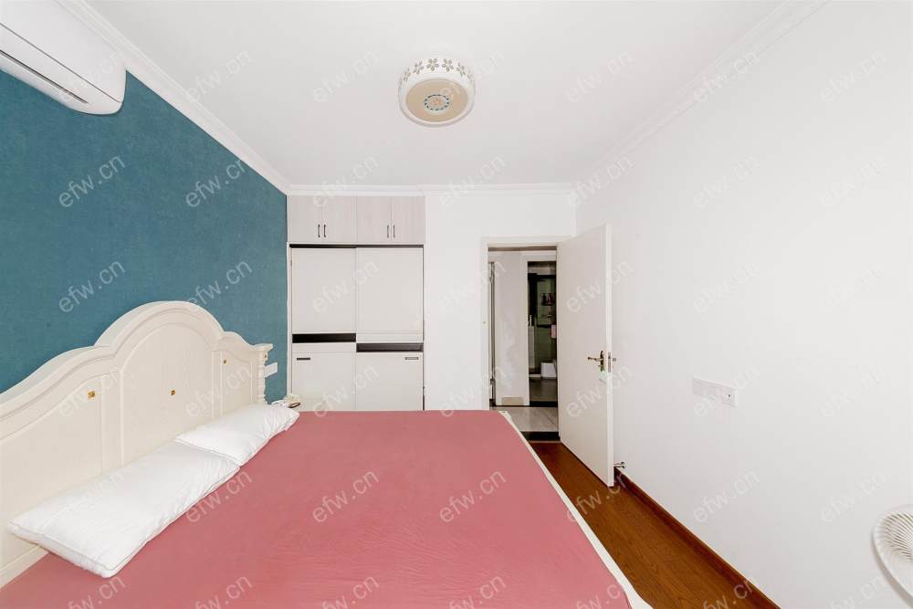 village  精装room房 近地铁口  房东诚售