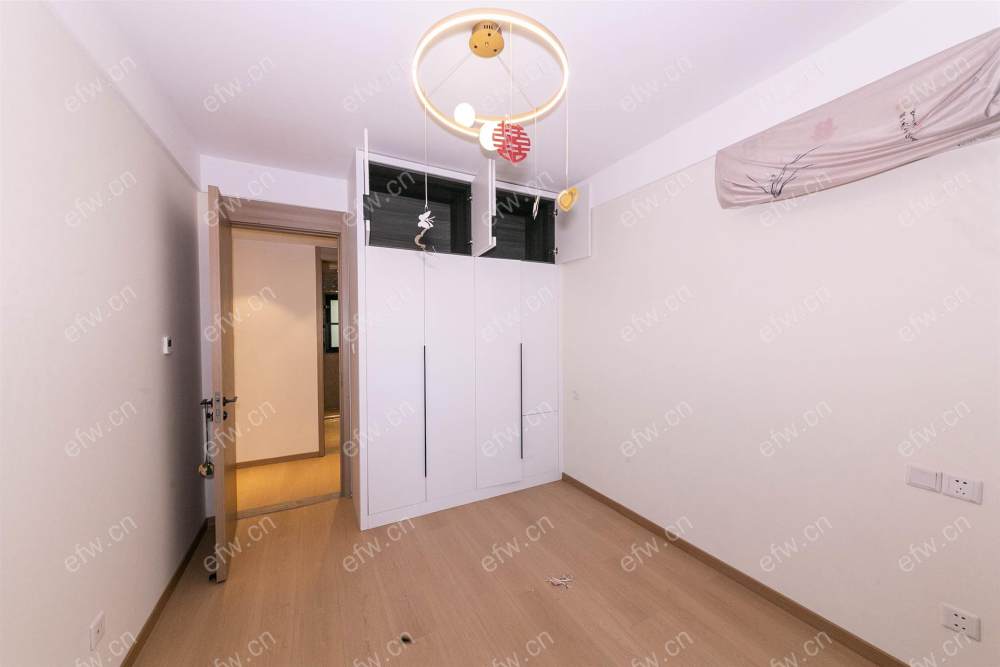 婚装全明东边户room房,village 格局工整合理