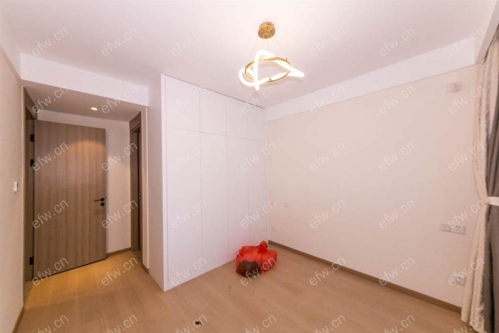 婚装全明东边户room房,village 格局工整合理