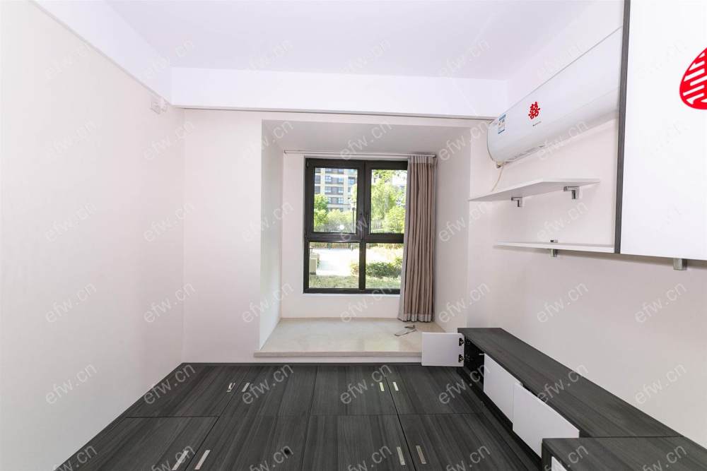 婚装全明东边户room房,village 格局工整合理