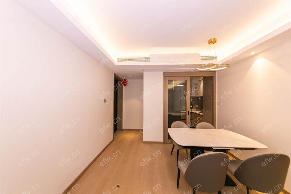 婚装全明东边户room房,village 格局工整合理