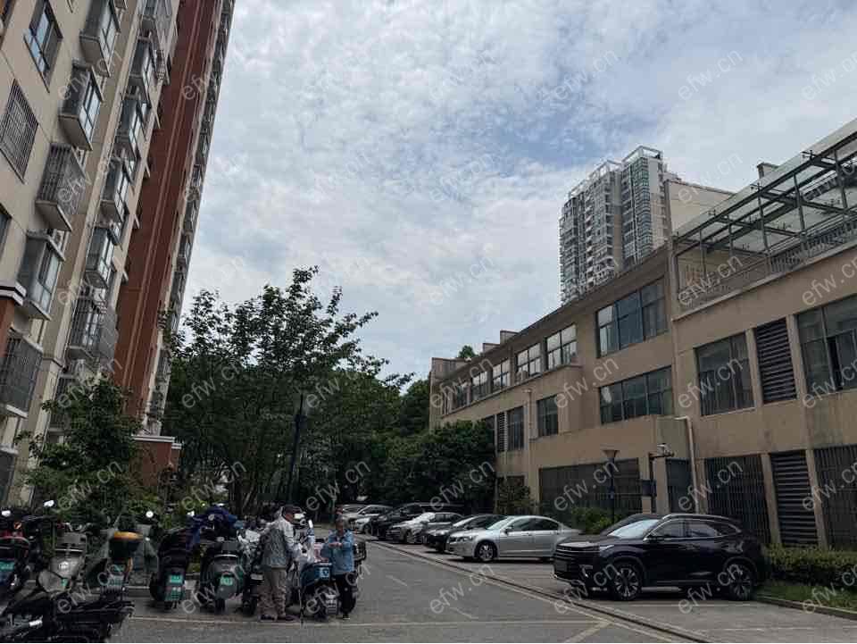 这个是阁楼，独立入户，到了18楼再从楼梯上去，左手边户，一室一厅，干净整洁，