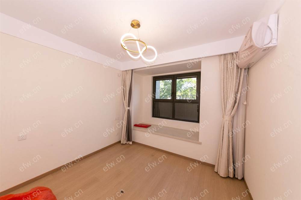 婚装全明东边户room房,village 格局工整合理
