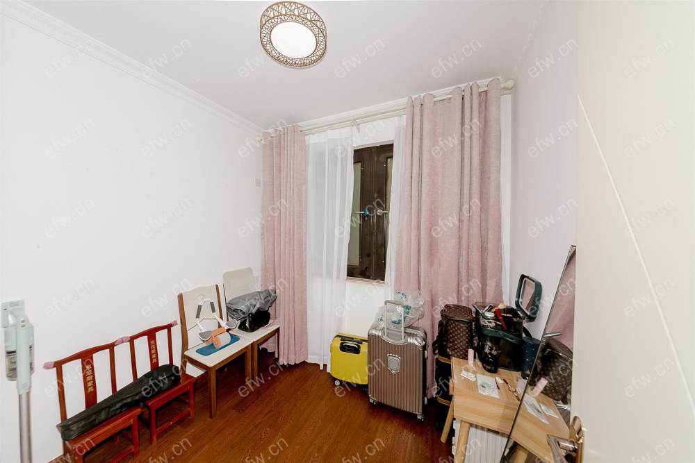 village  精装room房 近地铁口  房东诚售