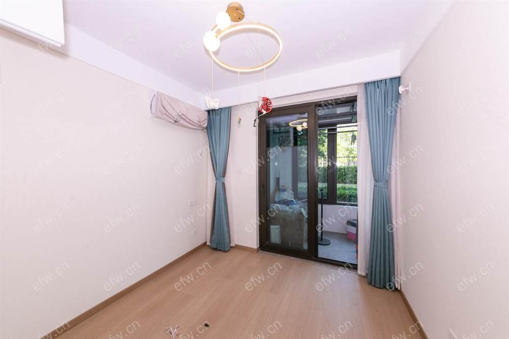 婚装全明东边户room房,village 格局工整合理