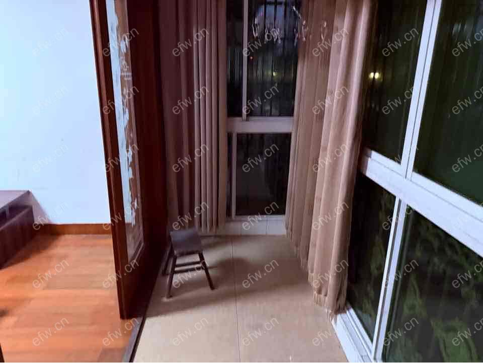 中间楼层 老式精装修 一楼是车库