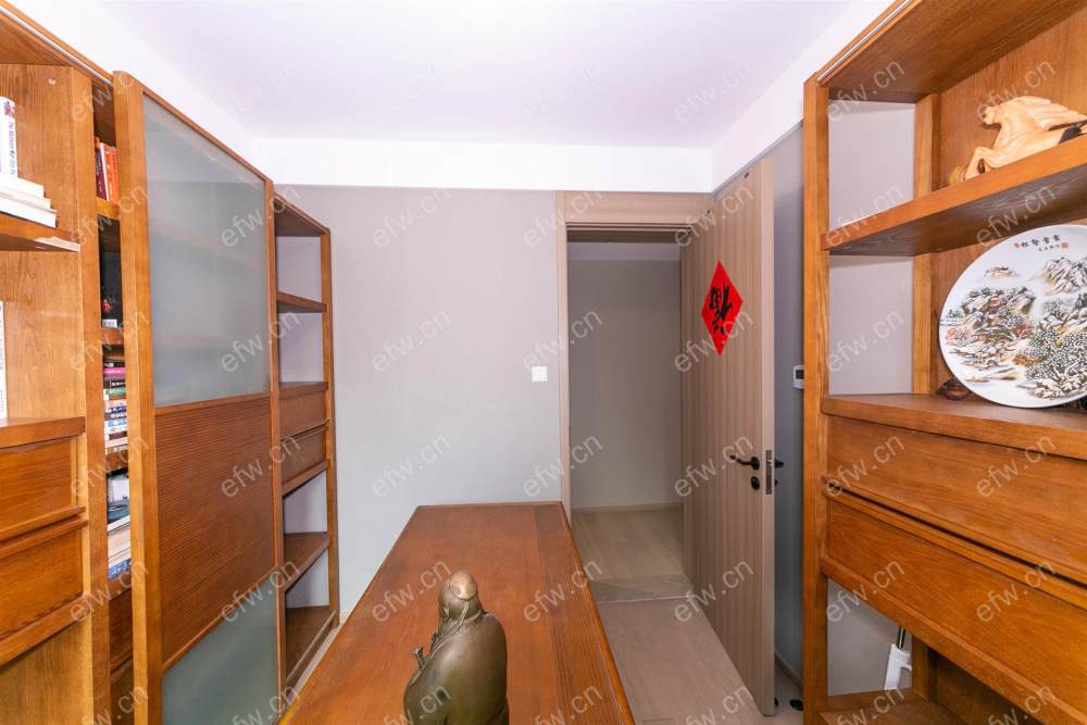 婚装全明东边户room房,village 格局工整合理