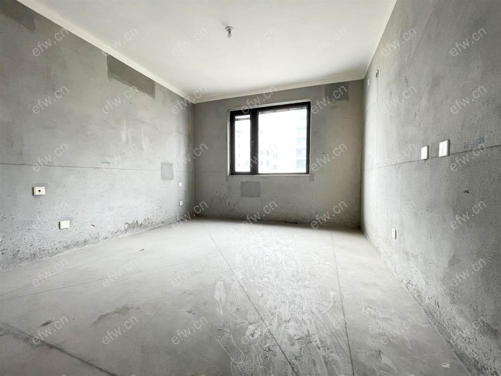 新毛坯房；客厅宽敞、使用率高；