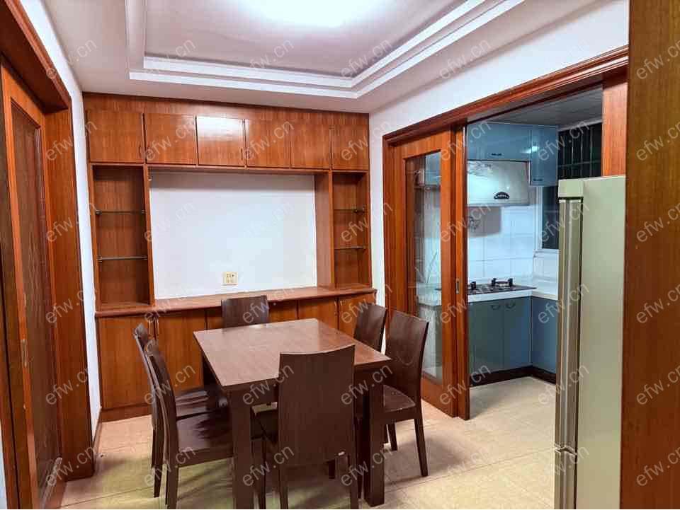 中间楼层 老式精装修 一楼是车库