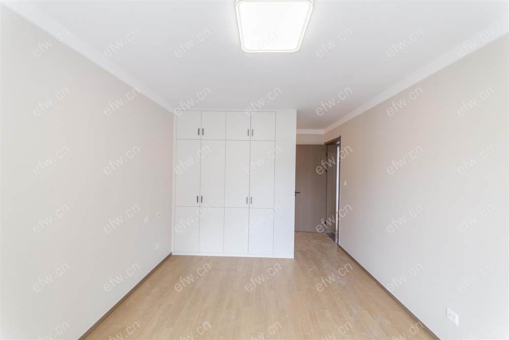 village 经典room房 东边户 全明 精装修！