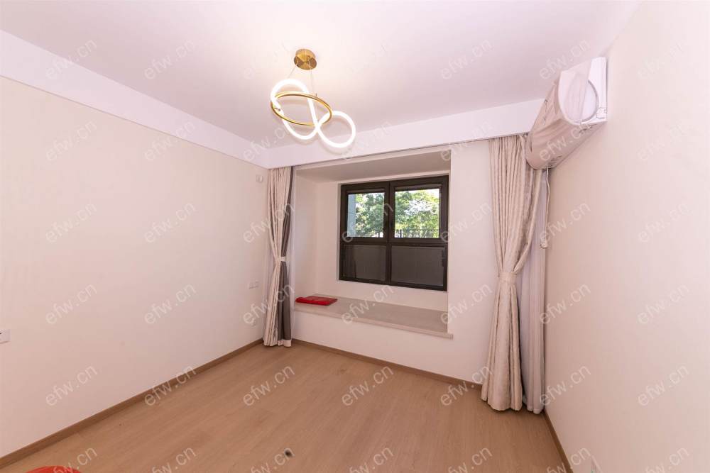 婚装全明东边户room房,village 格局工整合理
