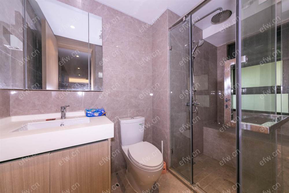 婚装全明东边户room房,village 格局工整合理