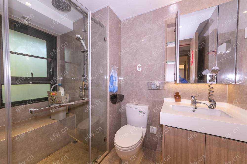 婚装全明东边户room房,village 格局工整合理