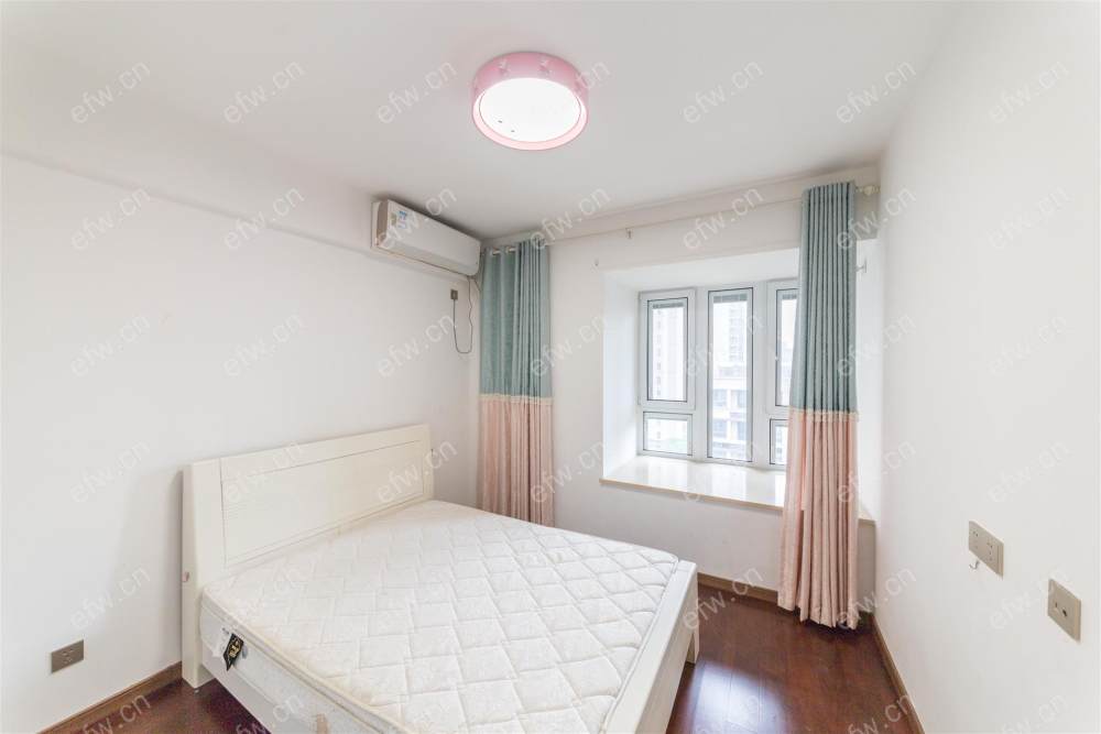 洋房四房 精装 房东诚心出售