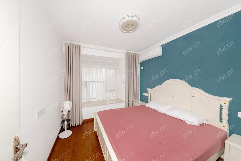village  精装room房 近地铁口  房东诚售