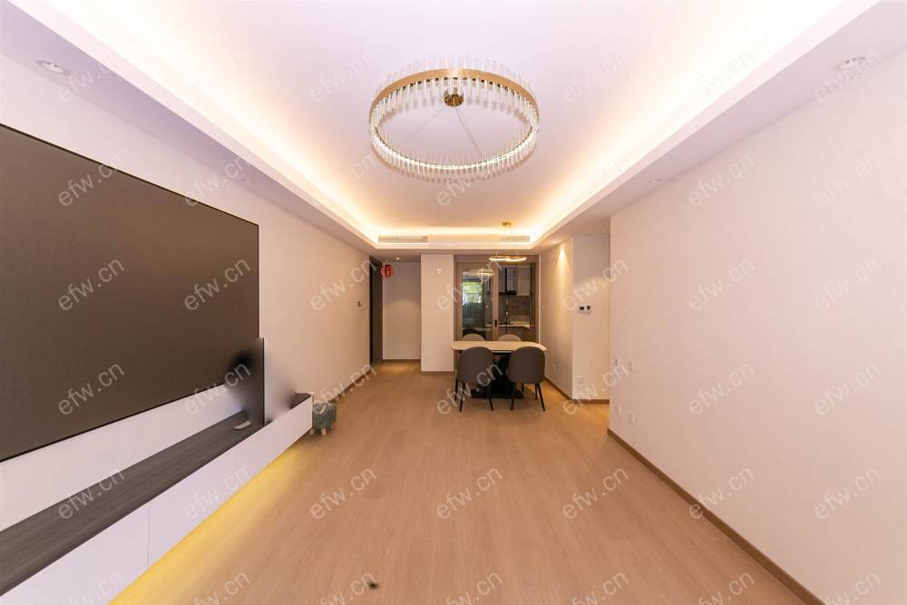 婚装全明东边户room房,village 格局工整合理