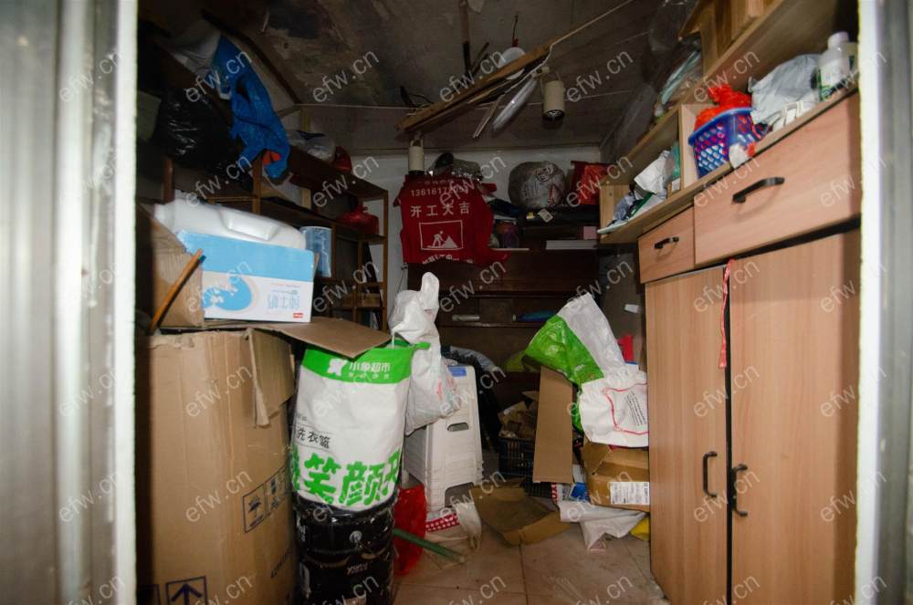一楼带三个院子 不能开门  还有个露台 简装两室一厅