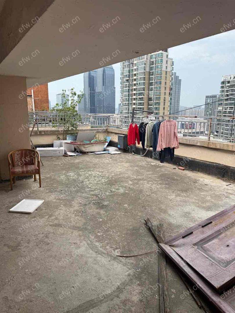 这个是阁楼，独立入户，到了18楼再从楼梯上去，左手边户，一室一厅，干净整洁，