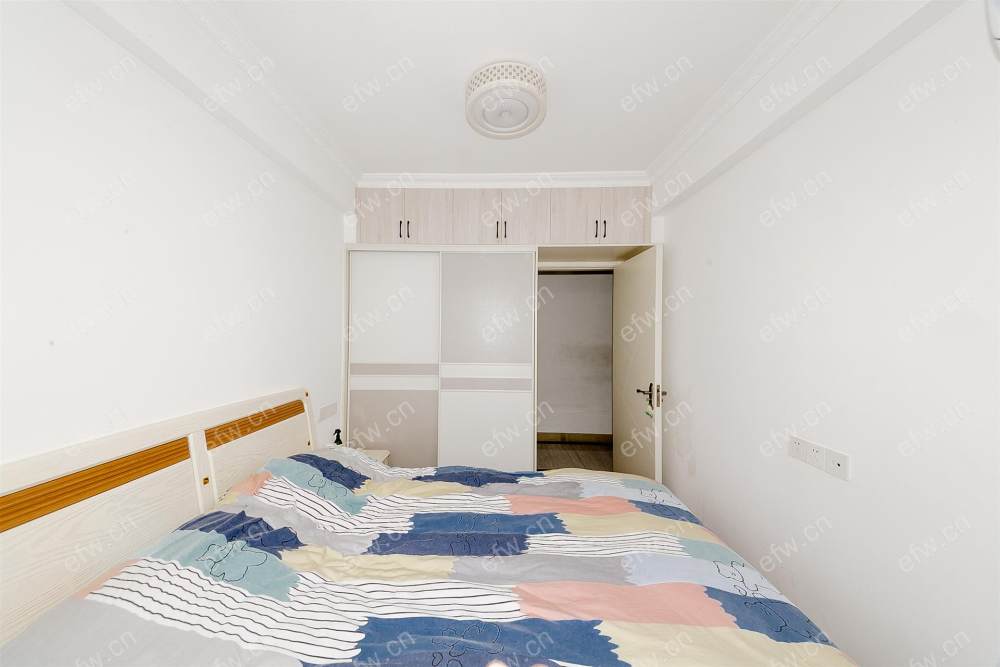 village  精装room房 近地铁口  房东诚售