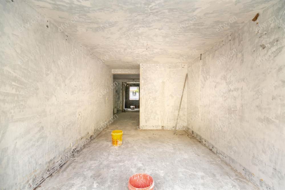 小区中间位置，底下车库相当于二楼，采光无敌