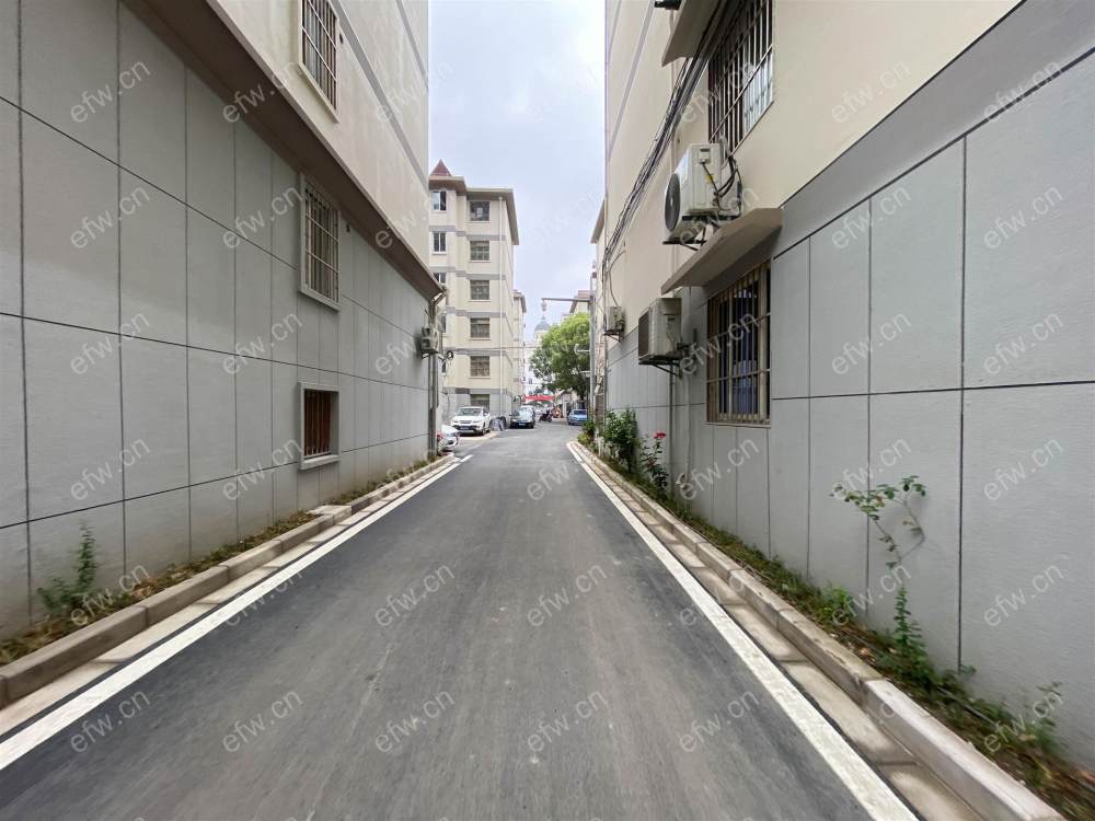 小区中间位置，底下车库相当于二楼，采光无敌