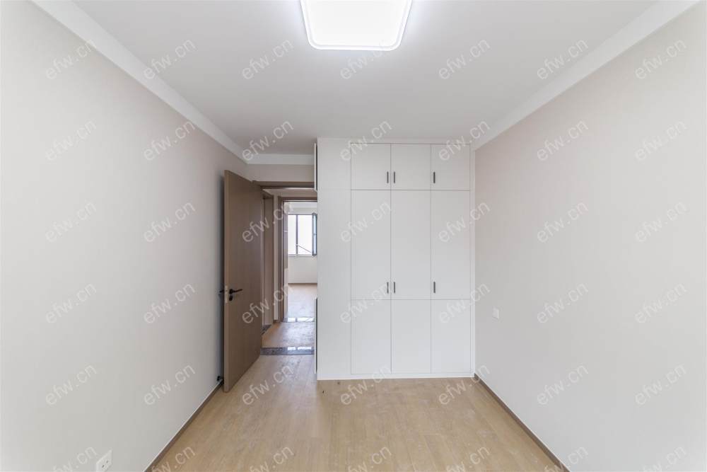 village 经典room房 东边户 全明 精装修！