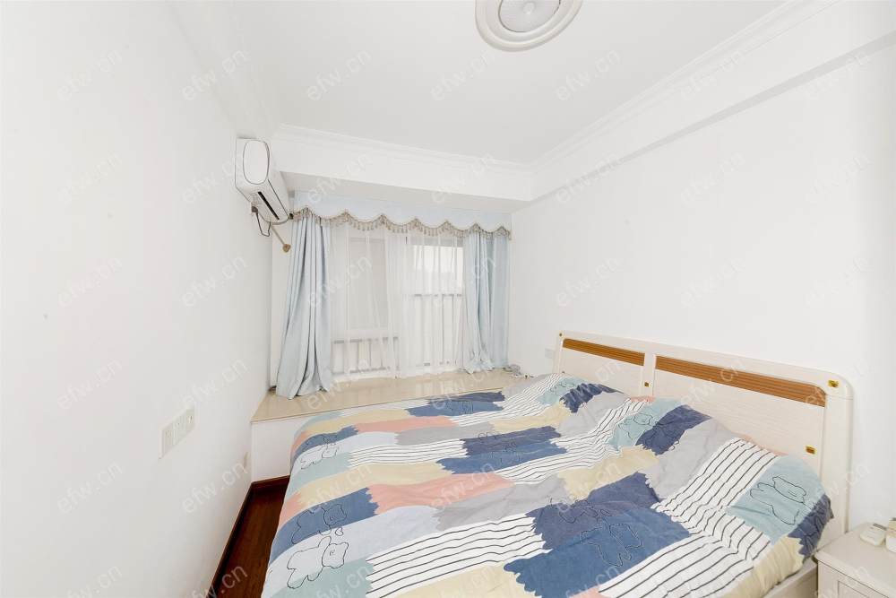 village  精装room房 近地铁口  房东诚售