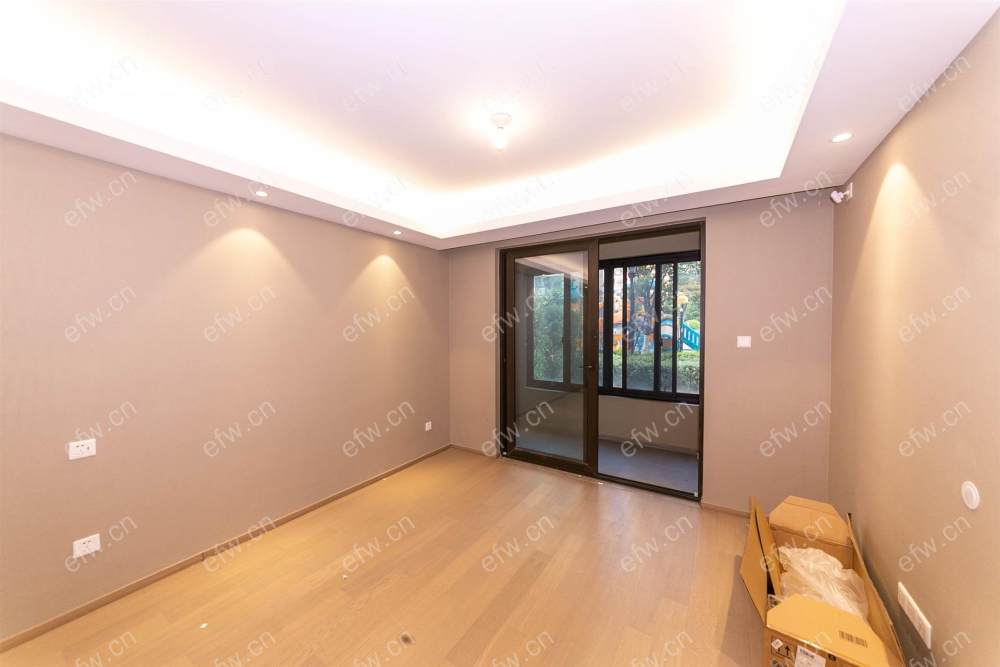 婚装全明东边户room房,village 格局工整合理