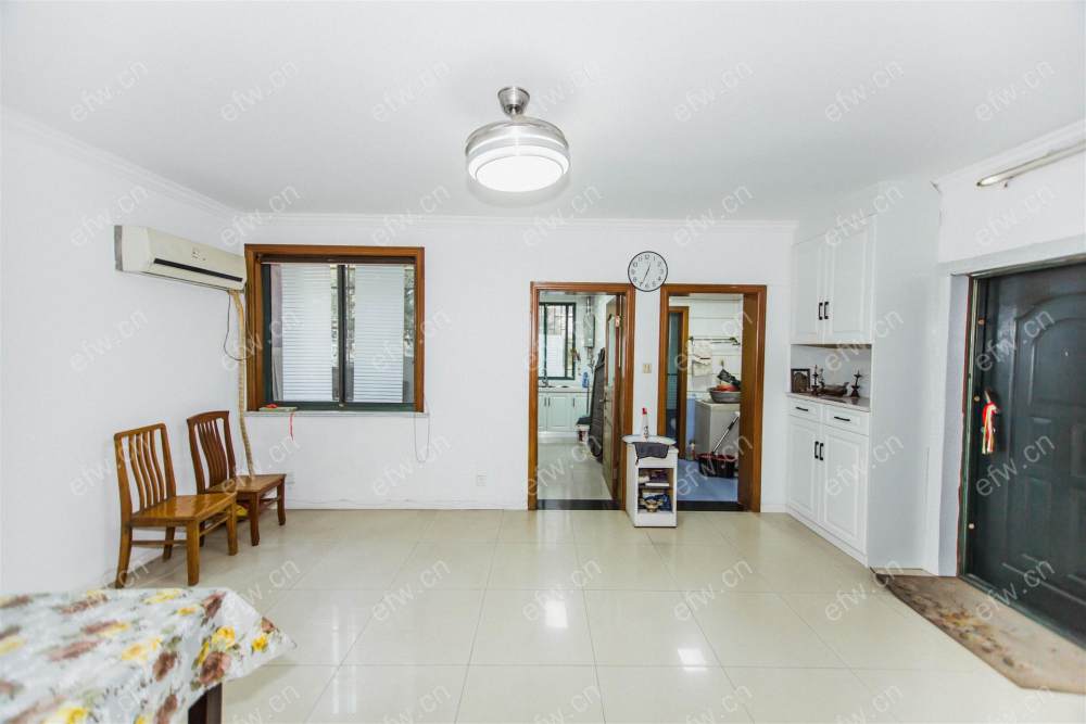 婚装全明东边户room房,village 格局工整合理