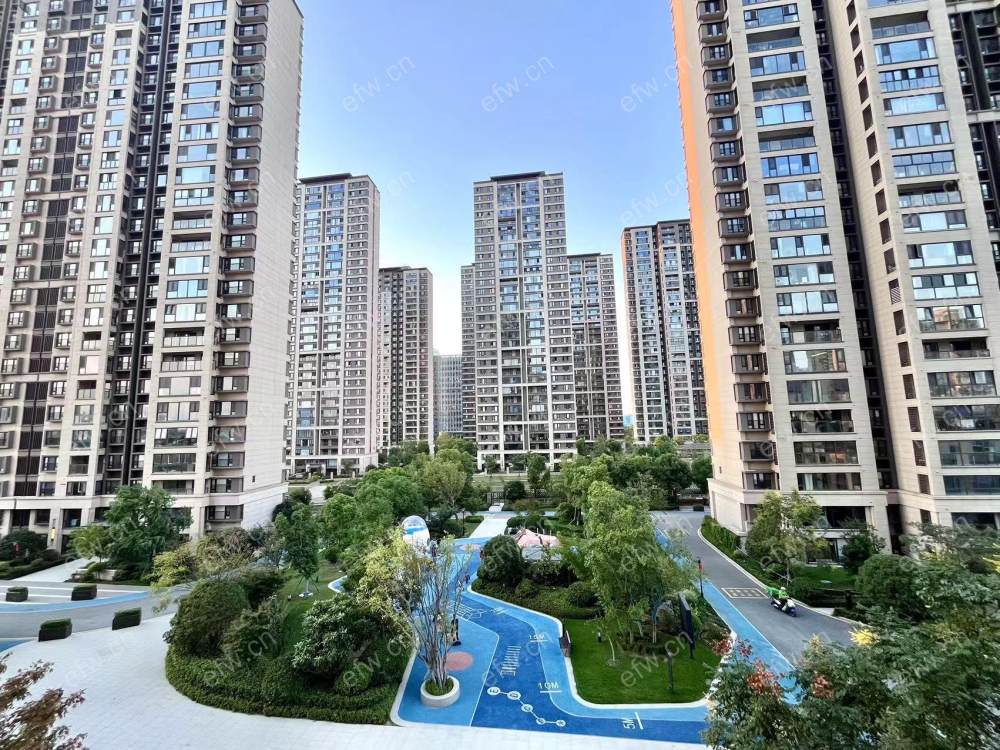 业主诚心出售，精装修未住，全天采光，近地铁口500米