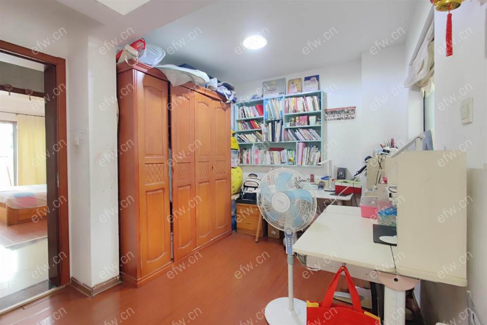 中大诺卡一期。顶楼带阁楼，房东自住装修保养好