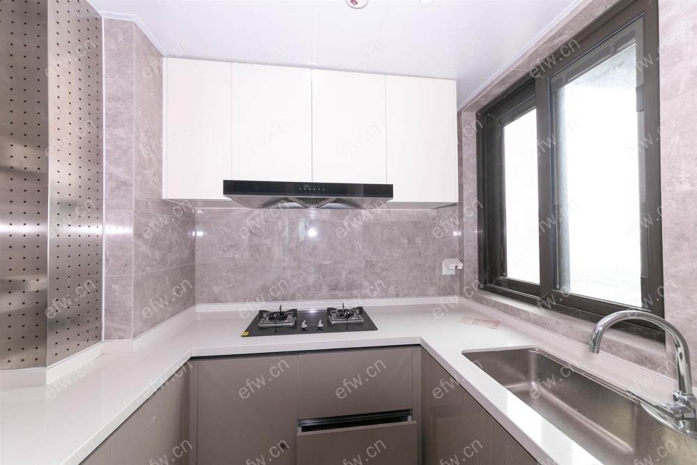 婚装全明东边户room房,village 格局工整合理