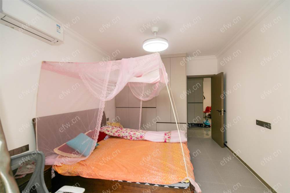溪南里 2室2厅1楼底下有2层出库，不潮湿，前面无高层遮挡，纯毛坯出售