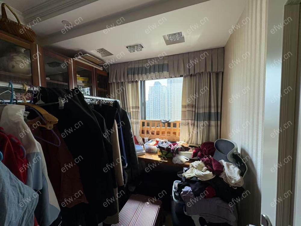 房子是豪装三房，拎包入住