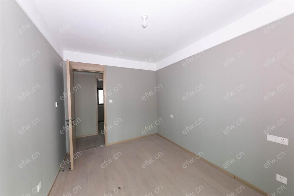 婚装全明东边户room房,village 格局工整合理