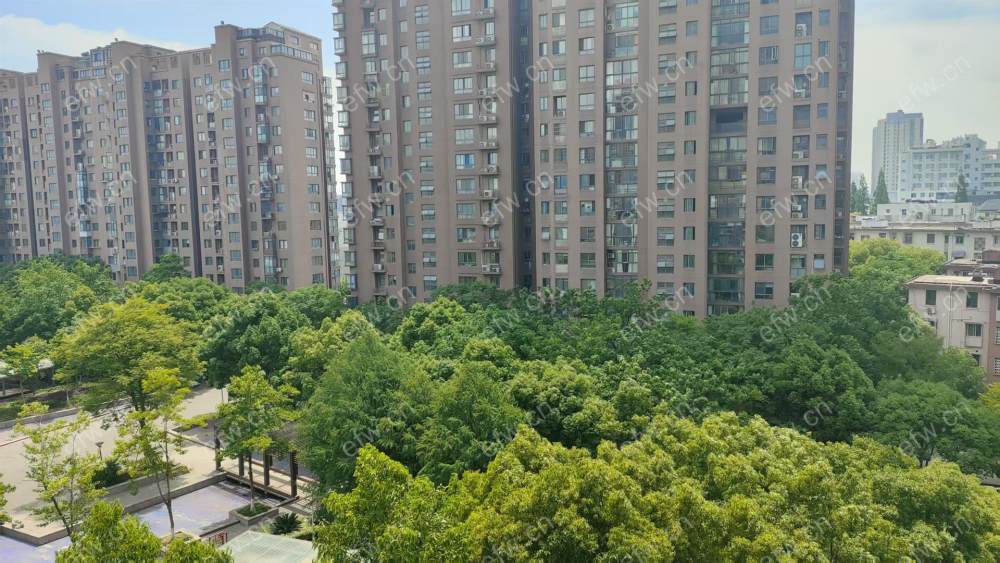 地铁口毛坯房