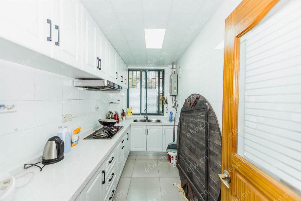 婚装全明东边户room房,village 格局工整合理