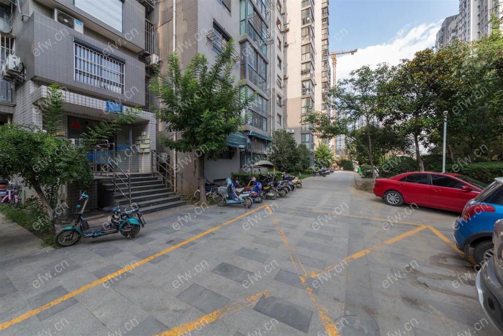地铁口洋房三楼精装修拎包入住采光无遮挡