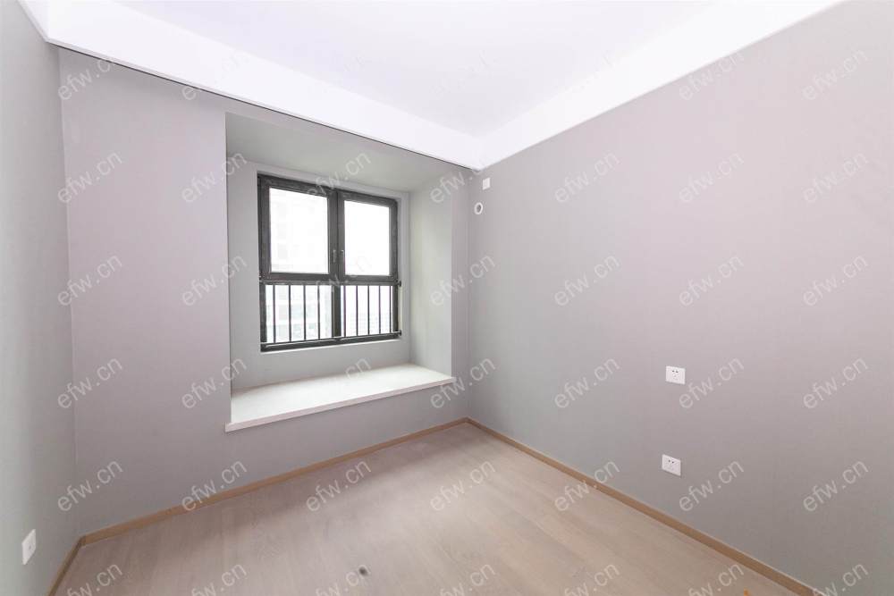 婚装全明东边户room房,village 格局工整合理