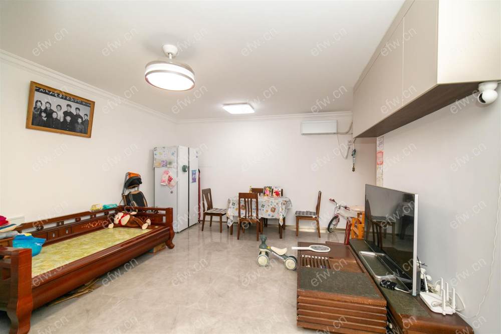 溪南里 2室2厅1楼底下有2层出库，不潮湿，前面无高层遮挡，纯毛坯出售