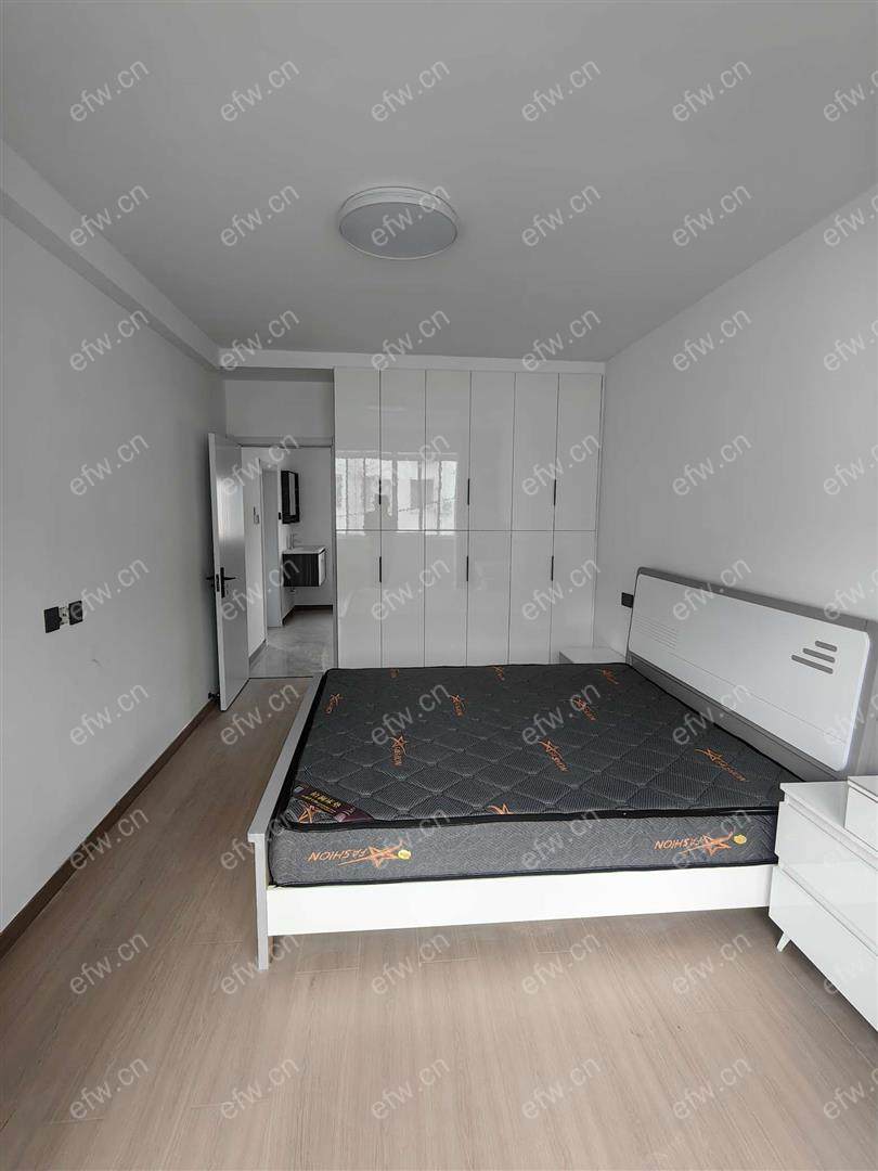 婚装全明东边户room房,village 格局工整合理