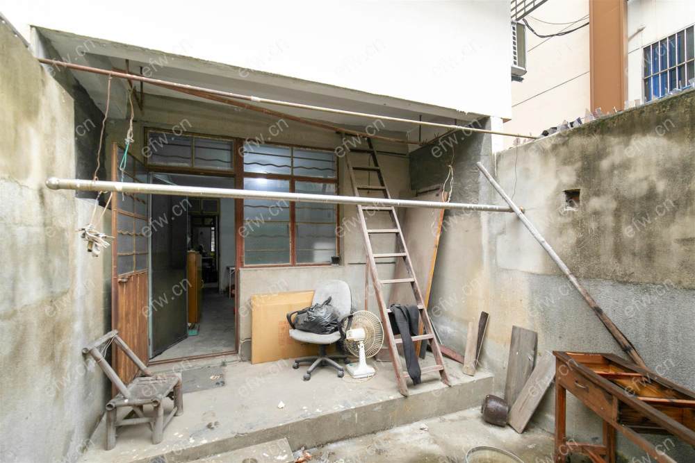 震泽新村简装一楼带院子