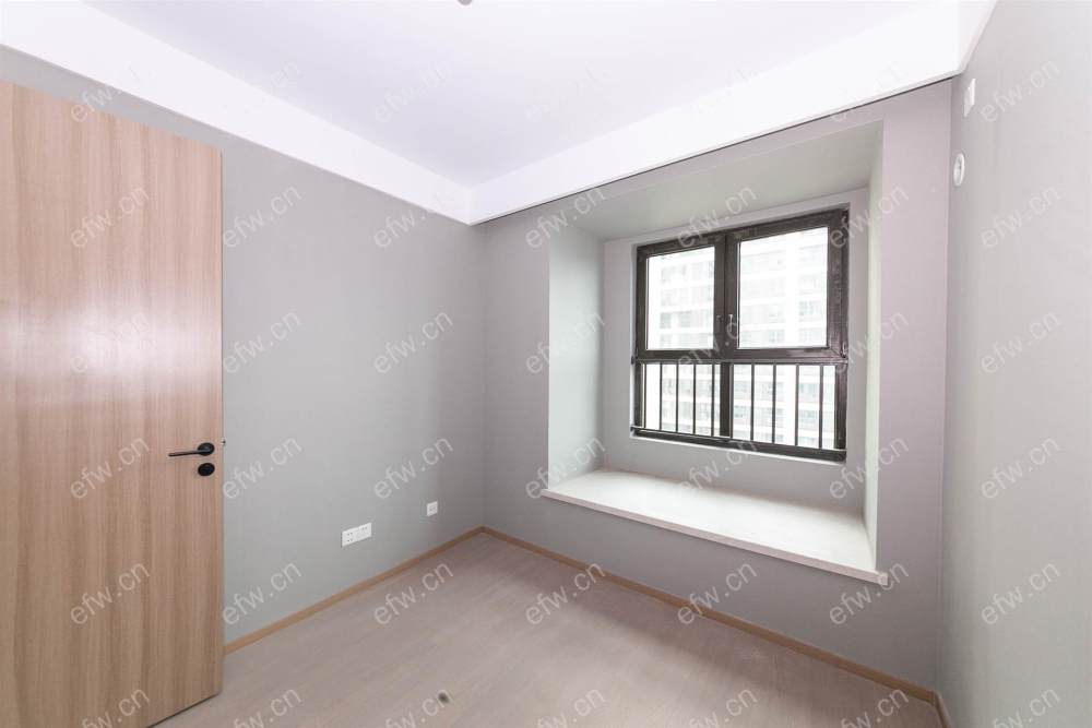 婚装全明东边户room房,village 格局工整合理