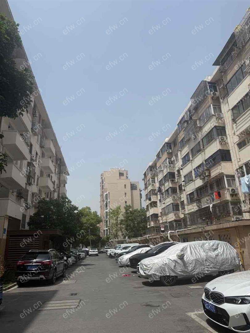 干净整洁拎包入住，出行方便，随时预约看房