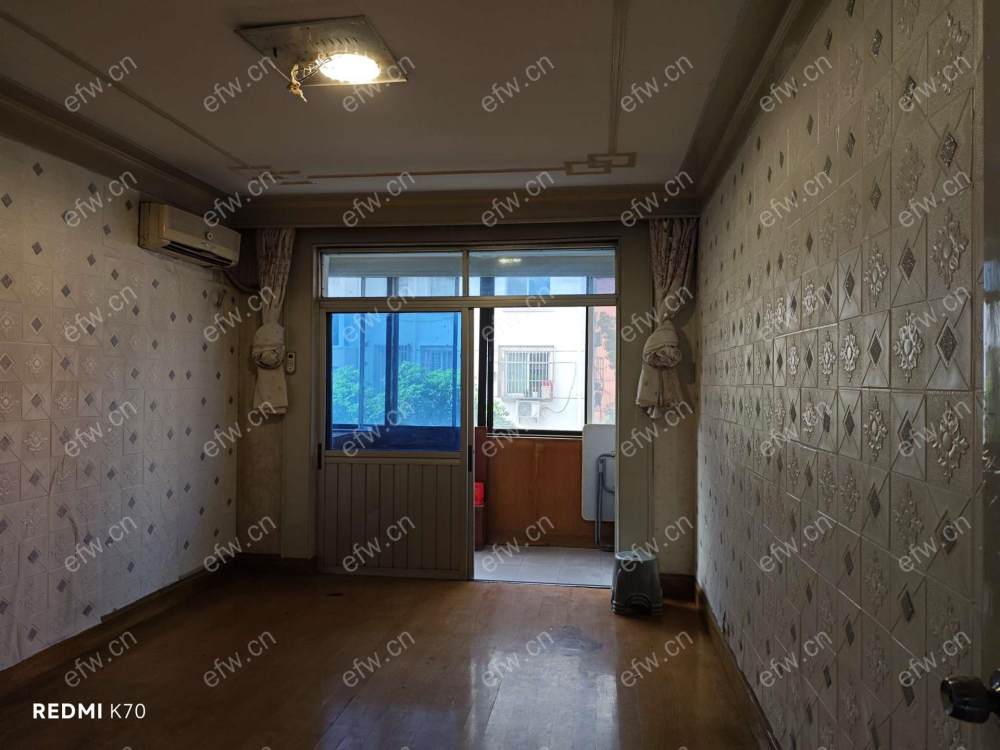 闹市区三楼二房出租中