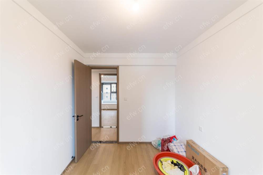 room房豪装拎包即住,village尽享优雅品质,多重阳台+飘窗