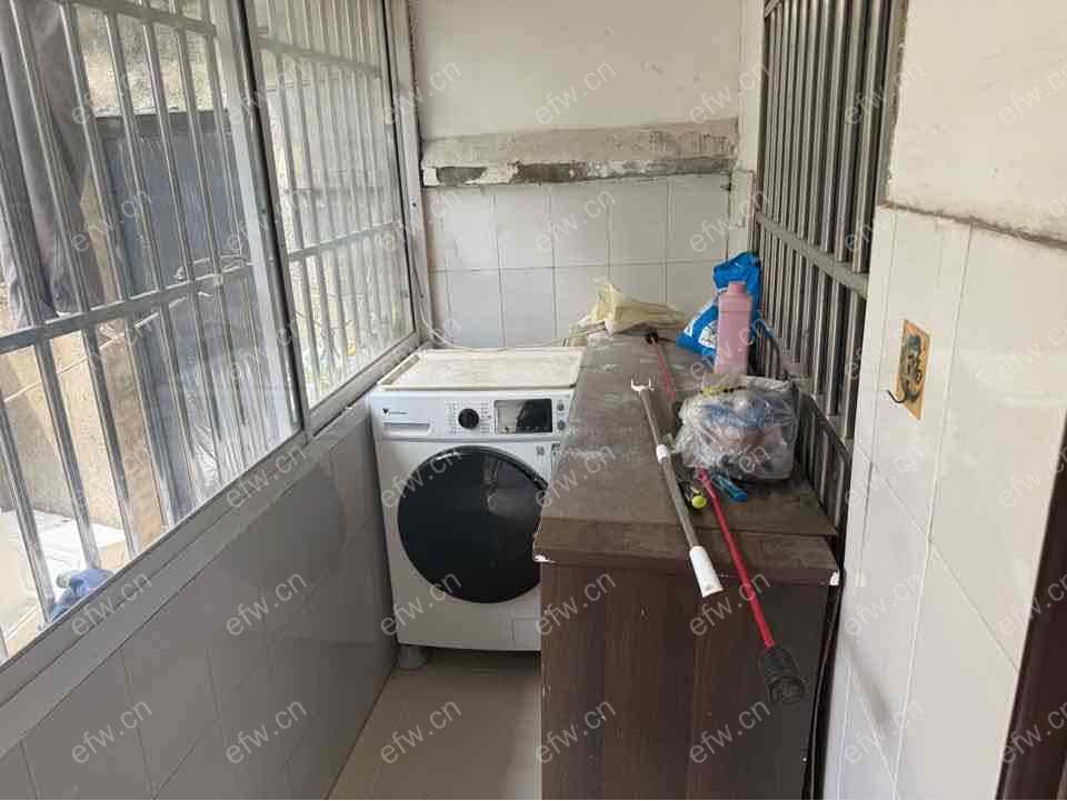干净整洁拎包入住，出行方便，随时预约看房